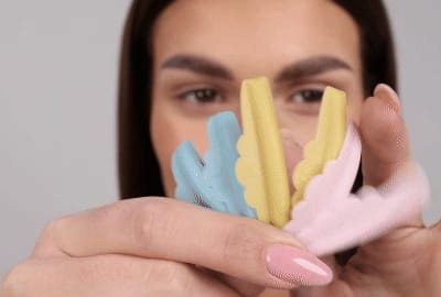 Модель накладає силіконовий стрижень на верхню повіку